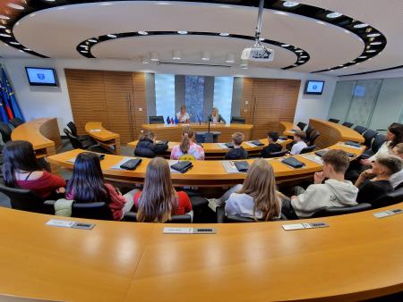 Obisk učencev OŠ Domžale v okviru izbirnega predmeta državljanska kultura_2